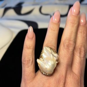 NEW LARGE BAROQUE PEARL INLAID IN A STEEL FRAME. ADJUSTABLE, MODEL HAND 6/7.